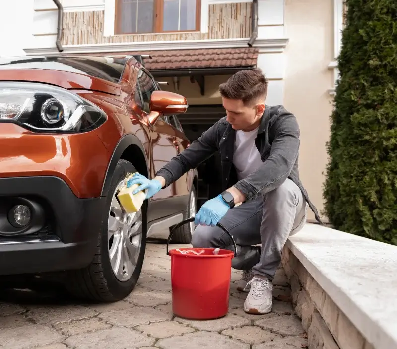 Lavage auto à domicile Les Vigneaux : professionnel intervenant sur un véhicule